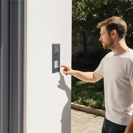 Metzler ADM10 Audio-Türsprechanlage | 5 Klingeltaster | Mit austauschbarem Namensschild | Eisenglimmer | Kai