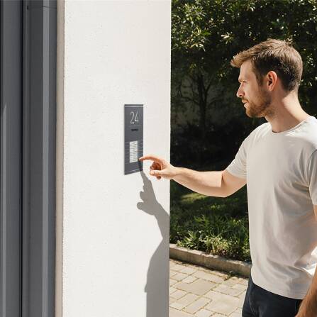 Metzler ADM10 Audio-Türsprechanlage | 6 Klingeltaster | Mit austauschbarem Namensschild | Eisenglimmer | Kai