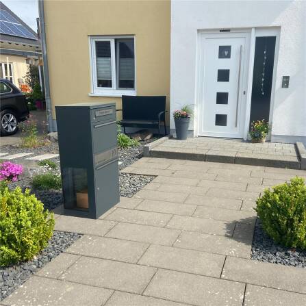 Paketbox mit Briefkasten | mit seitlichen Sichtfenstern | personalisiert mit Gravur | Edelstahl-Namensschild | Anthrazit | Bispo 2 SF