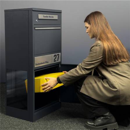 Paketbox mit Briefkasten | mit seitlichen Sichtfenstern | personalisiert mit Gravur | Edelstahl-Namensschild | Anthrazit | Bispo 2 SF