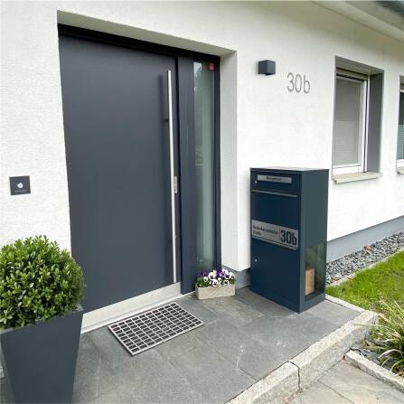 Paketbox mit Briefkasten | mit seitlichen Sichtfenstern | personalisiert mit Gravur | Edelstahl-Namensschild | Anthrazit | Bispo 2 SF