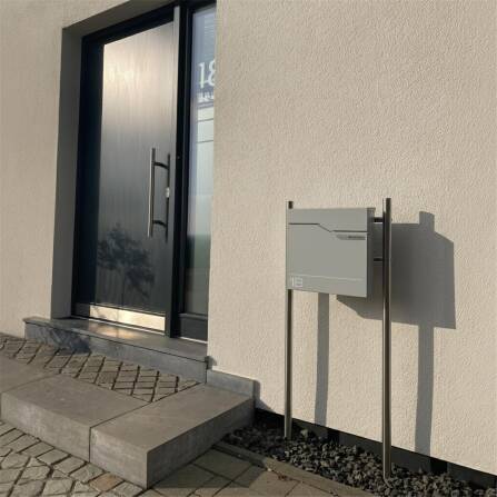 Metzler Briefkasten austauschbares Namensschild | Graualuminium | Hoffmann