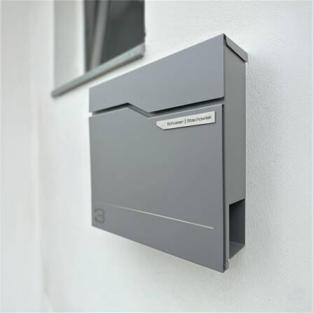 Metzler Briefkasten austauschbares Namensschild | Graualuminium | Hoffmann