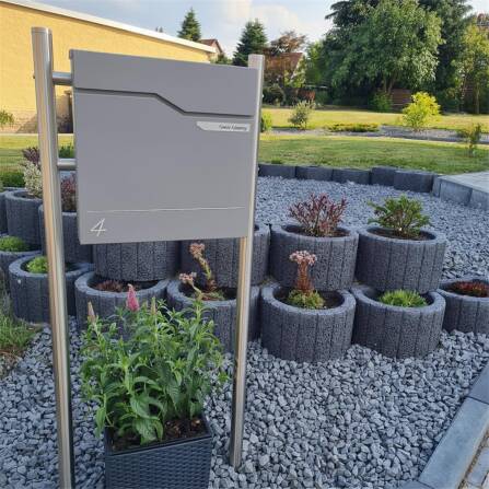 Metzler Briefkasten austauschbares Namensschild | Graualuminium | Hoffmann