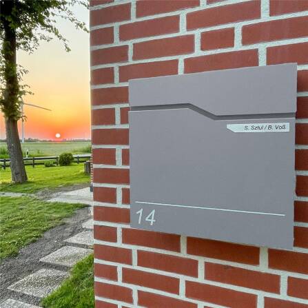 Metzler Briefkasten austauschbares Namensschild | Graualuminium | Hoffmann