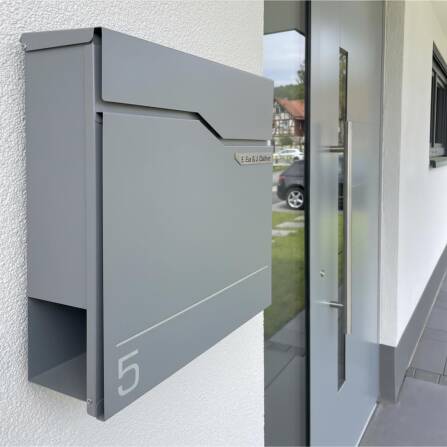 Metzler Briefkasten austauschbares Namensschild | Graualuminium | Hoffmann