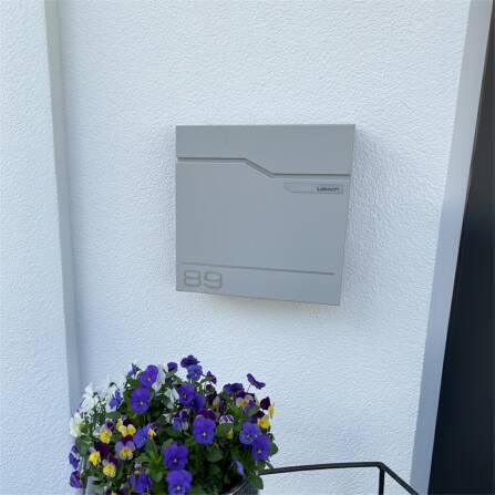 Metzler Briefkasten austauschbares Namensschild | Graualuminium | Hoffmann