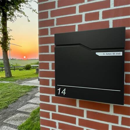 Metzler Briefkasten austauschbares Namensschild | Tiefschwarz | Hoffmann