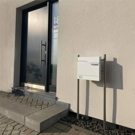 Metzler Briefkasten austauschbares Namensschild | Verkehrsweiß | Hoffmann