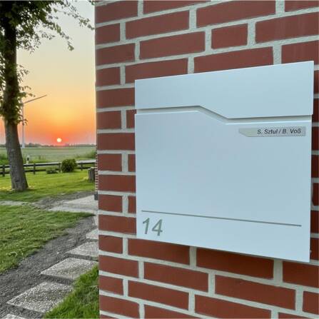 Metzler Briefkasten austauschbares Namensschild | Verkehrsweiß | Hoffmann