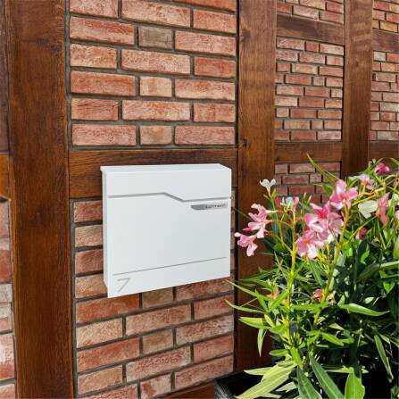 Metzler Briefkasten austauschbares Namensschild | Verkehrsweiß | Hoffmann