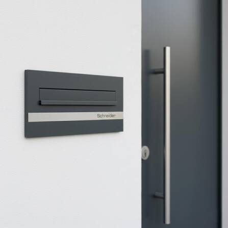 Metzler Durchwurfbriefkasten | Mauerdurchwurf-Briefkasten | personalisiert mit Gravur | Edelstahl-Namensschild | Anthrazit RAL7016 | Nora