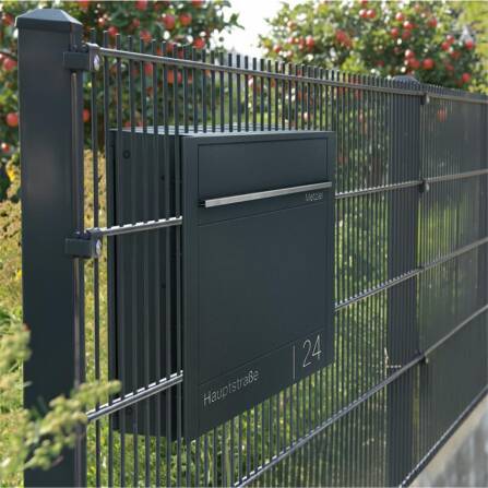 Metzler Briefkasten für Zaunmontage | Zaunbriefkasten |  personalisiert mit Gravur | Anthrazit RAL 7016 | Emma