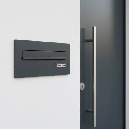 Metzler Durchwurfbriefkasten | Mauerdurchwurf-Briefkasten | mit austauschbarem Namensschild | Anthrazit RAL7016 |  Nora 2