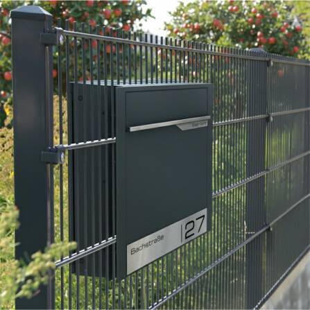 Metzler Briefkasten für Zaunmontage | Zaunbriefkasten | personalisiert mit Gravur | Anthrazit RAL 7016 | Emma 2