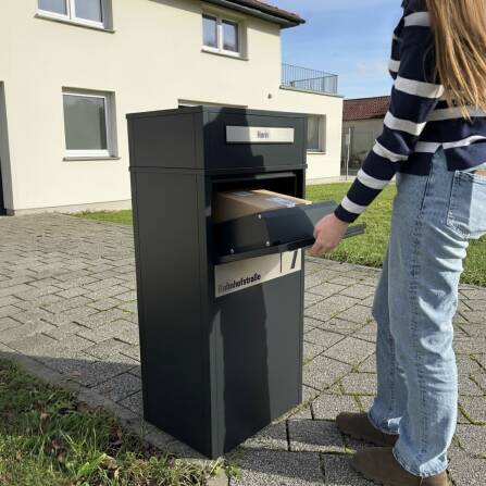 Metzler Paketbox mit Briefkasten | Entnahme auf der Rückseite | personalisiert mit Gravur | Anthrazit | Zivo 2