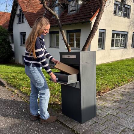 Metzler Paketbox mit Briefkasten | Entnahme auf der Rückseite | personalisiert mit Gravur | Anthrazit | Zivo 2