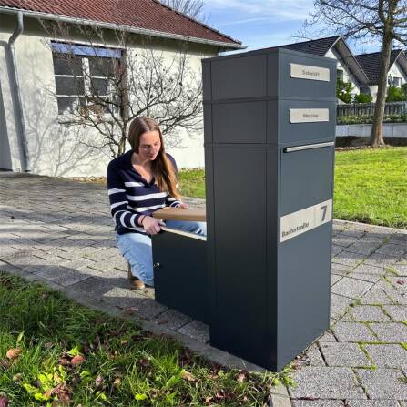 Metzler Paketbox mit Briefkasten | Entnahme auf der Rückseite | personalisiert mit Gravur | Anthrazit | Zivo 2