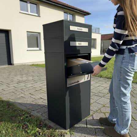 Metzler Paketbox mit Briefkasten | Entnahme auf der Rückseite | personalisiert mit Gravur | Anthrazit | Zivo 2