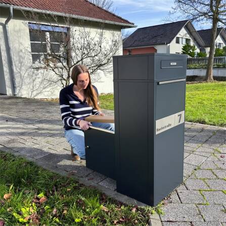 Metzler Paketbox mit Briefkasten | Entnahme auf der Rückseite | personalisiert mit Gravur | austauschbares Namensschild | Anthrazit | Zivo 2