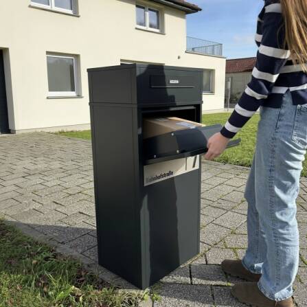 Metzler Paketbox mit Briefkasten | Entnahme auf der Rückseite | personalisiert mit Gravur | austauschbares Namensschild | Anthrazit | Zivo 2