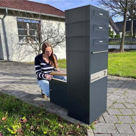 Metzler Paketbox mit 3 Briefkästen | Entnahme auf der Rückseite | personalisiert mit Gravur | austauschbares Namensschild | Anthrazit | Zivo 2