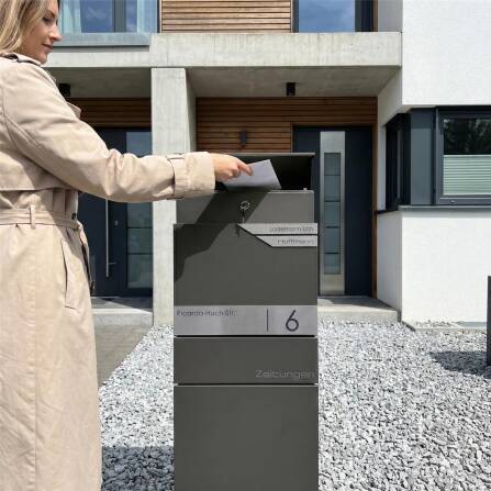 Metzler Standbriefkasten mit zwei Edelstahl-Namensschildern | verdecktes Zeitungsfach | Eisenglimmer | Alves 3