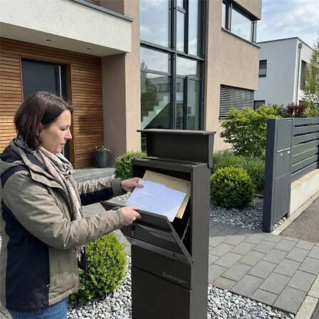 Metzler Standbriefkasten mit zwei Edelstahl-Namensschildern | verdecktes Zeitungsfach | Eisenglimmer | Alves 3