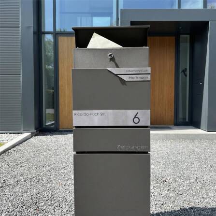 Metzler Standbriefkasten mit zwei Edelstahl-Namensschildern | verdecktes Zeitungsfach | Eisenglimmer | Alves 3