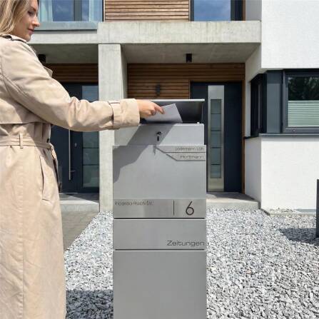 Metzler Standbriefkasten mit zwei Edelstahl-Namensschildern | verdecktes Zeitungsfach | Grau | Alves 3