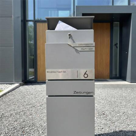 Metzler Standbriefkasten mit zwei Edelstahl-Namensschildern | verdecktes Zeitungsfach | Grau | Alves 3
