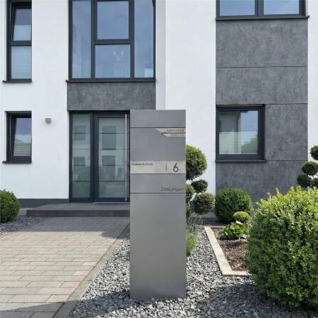 Metzler Standbriefkasten mit zwei Edelstahl-Namensschildern | verdecktes Zeitungsfach | Grau | Alves 3