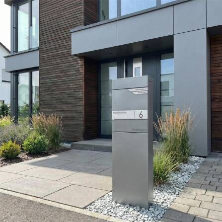 Metzler Standbriefkasten mit zwei Edelstahl-Namensschildern | verdecktes Zeitungsfach | Grau | Alves 3