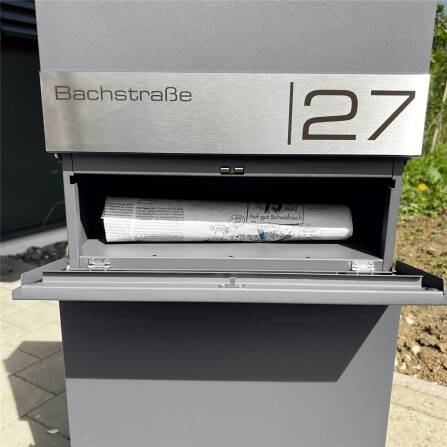 Metzler Standbriefkasten mit zwei Edelstahl-Namensschildern | verdecktes Zeitungsfach | Grau | Alves 3
