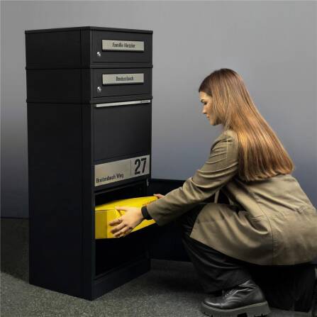 Metzler Paketbox mit 2 Briefkästen | personalisiert mit Gravur | Edelstahl-Namensschild | mit Briefeinwurf | Schwarz | Bispo 2