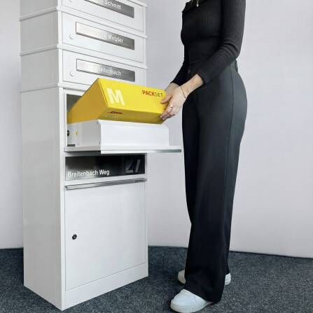 Metzler Paketbox mit 3 Briefkästen | personalisiert mit Gravur | Edelstahl-Namensschild | mit Briefeinwurf | Weiß | Bispo 2