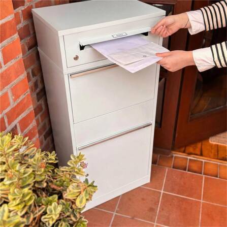 Metzler Paketbox mit austauschbarem Namensschild | für Pakete bis zur Größe M | Verkehrsweiß | Bispo RE