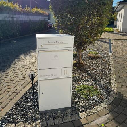 Metzler Paketbox mit Briefkasten | personalisiert mit Gravur | Edelstahl-Namensschild | mit Briefeinwurf | Weiß | Taren