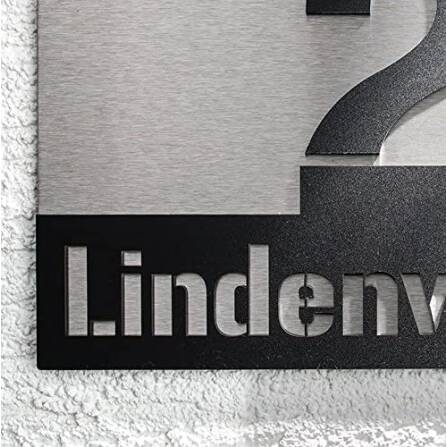 Hausnummernschild aus Edelstahl mit Straße in Schwarz