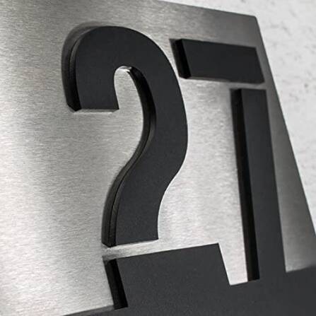 Hausnummernschild aus Edelstahl mit Straße in Schwarz