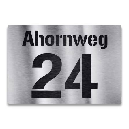 Individuelles Hausnummernschild mit Hausnummer und...