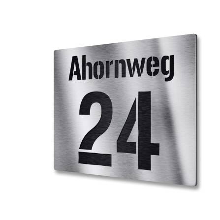 Individuelles Hausnummernschild mit Hausnummer und...