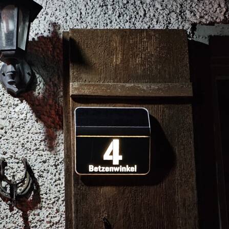 Solar-Hausnummer von Steinel | Schwarz | Dämmerungssensor